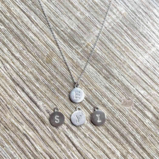 Collier petite médaille lettre en argent