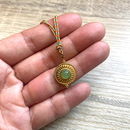Collier médaille Aventurine verte cordon multicolore