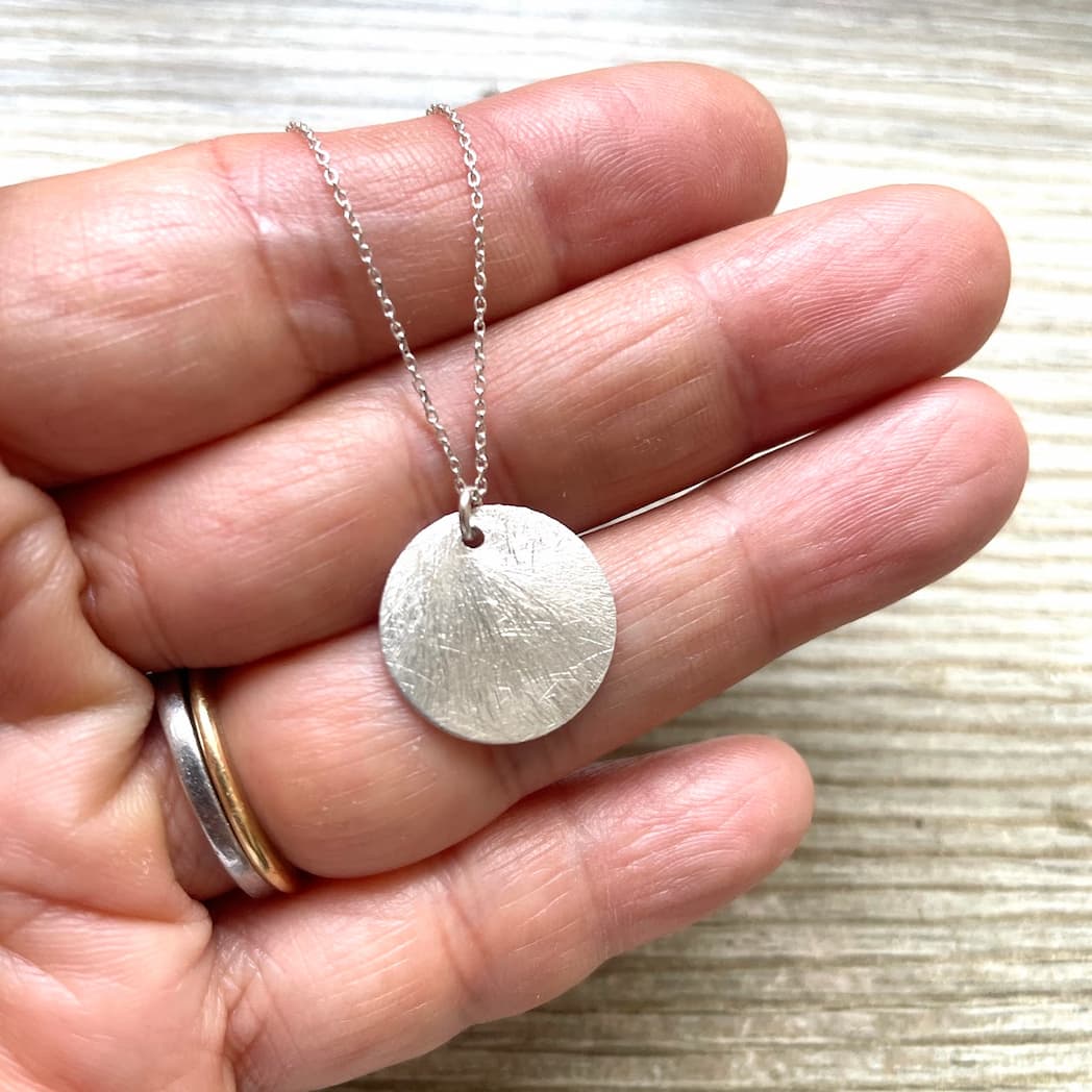 Collier médaille ronde brossée en argent massif