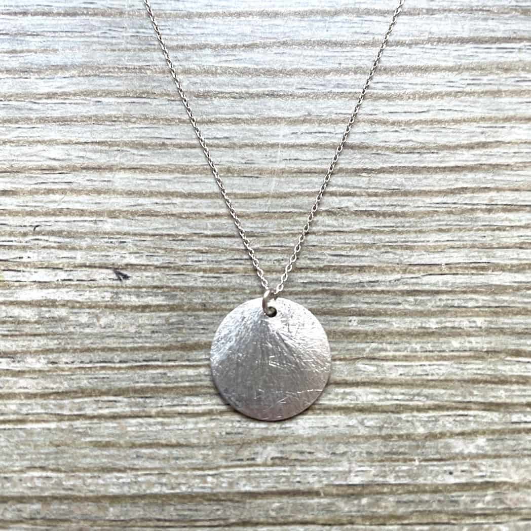 Collier médaille ronde brossée en argent massif