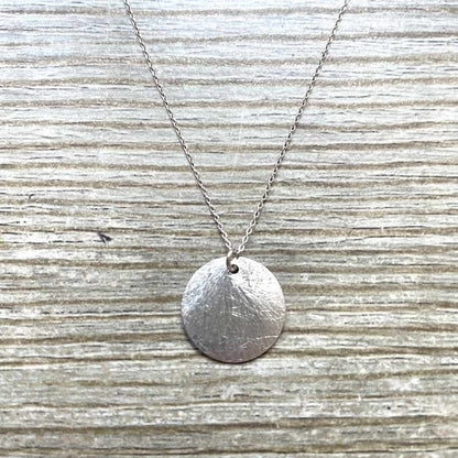 Collier médaille ronde brossée en argent massif