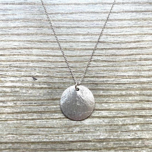Collier médaille ronde brossée en argent massif