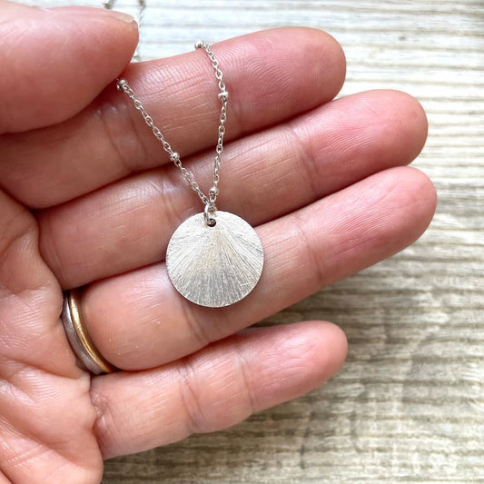 Collier médaille ronde brossée en argent massif