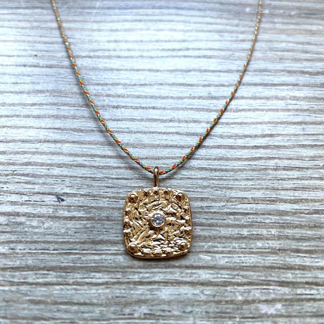 Collier médaille martelée