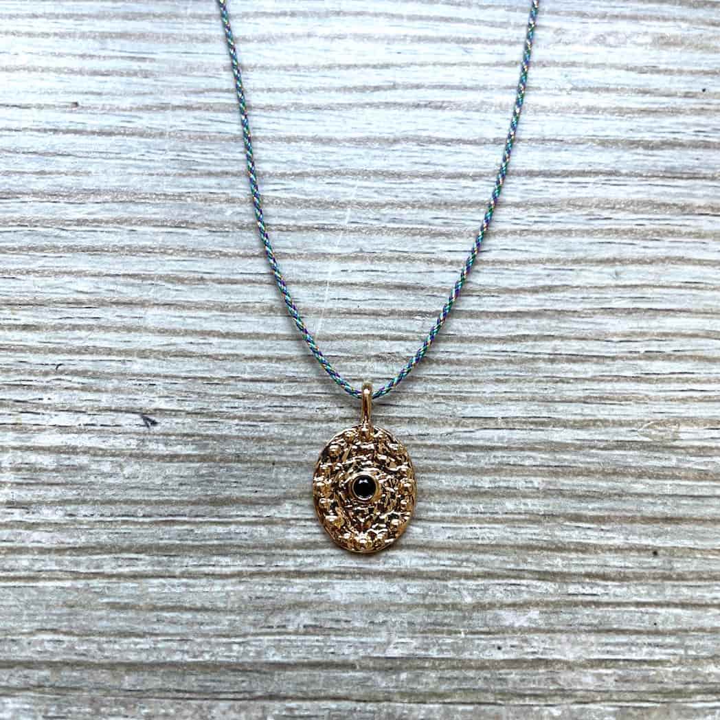Collier médaille martelée