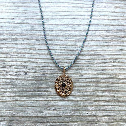 Collier médaille martelée