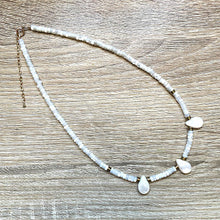Charger l&#39;image dans la galerie, Collier Janelle Nacre blanche Hématite plaqué or