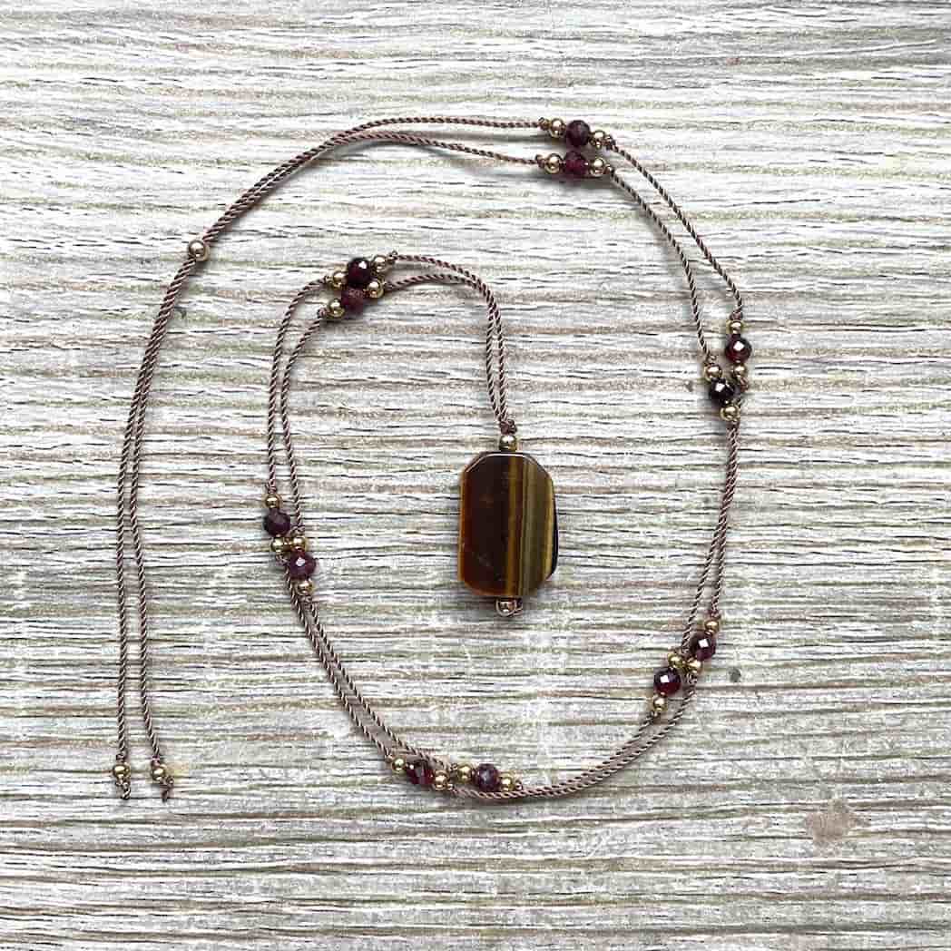 Collier en Œil de Tigre et Grenat