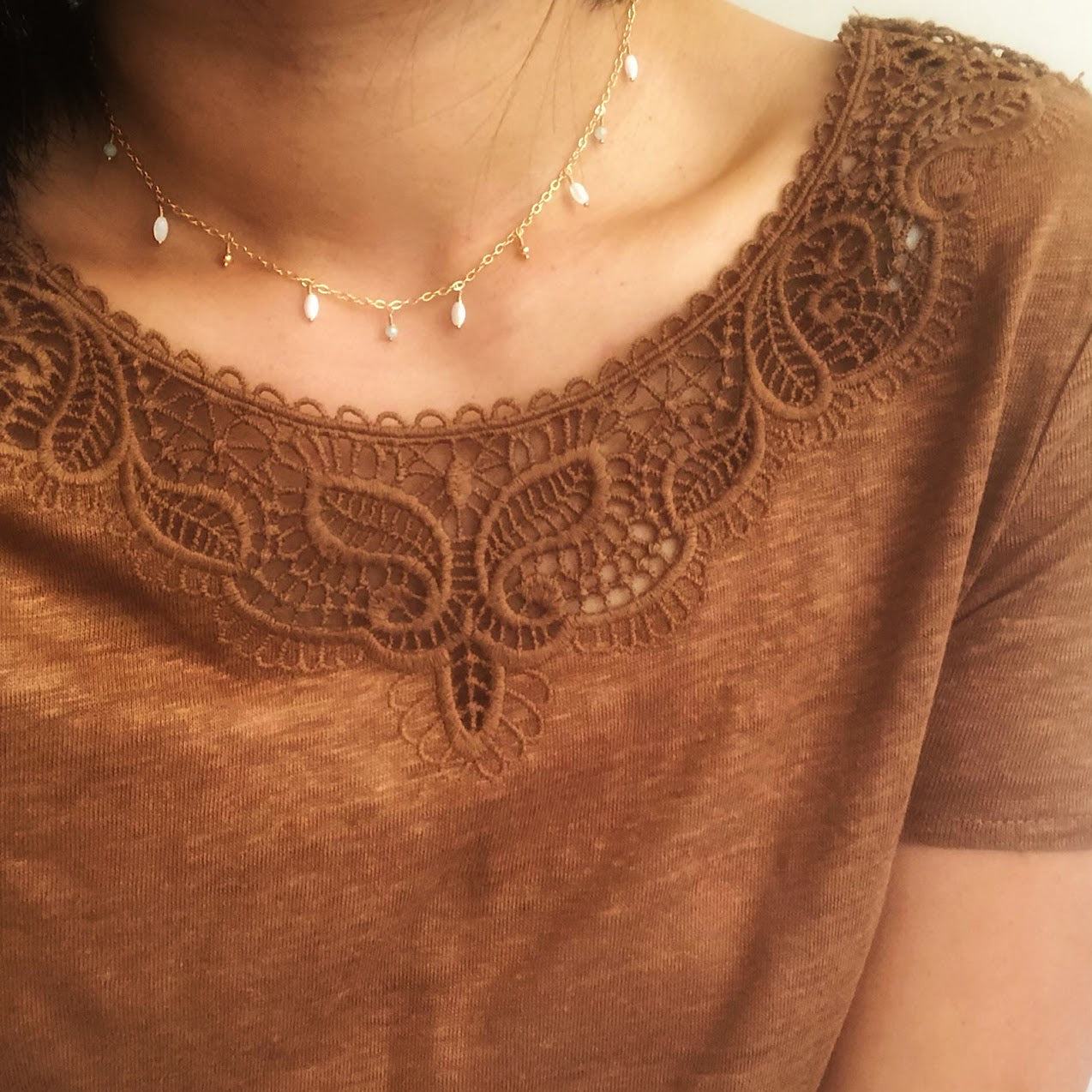 collier-pampilles-amazonite-nacre-plaque-or-buste
