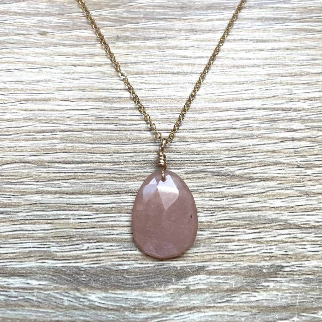 Collier pendentif en Pierre de Soleil