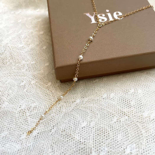 Collier cravate perles blanches