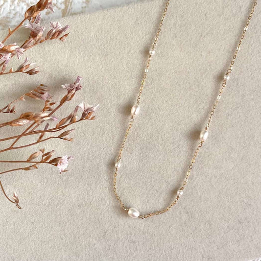 Collier fin en perles blanches