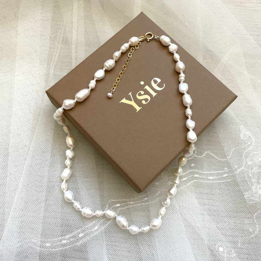 Collier en perles blanches