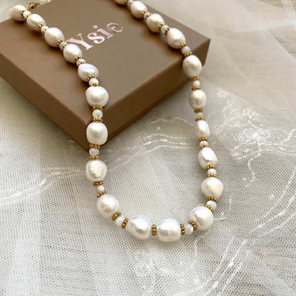 Collier en perles et nacre blanche