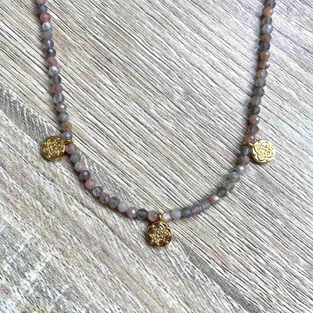 Collier en Pierre de lune orangée et médailles dorées