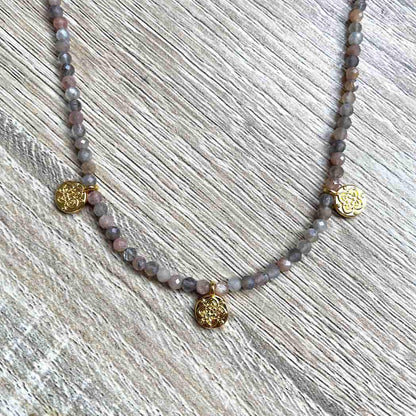 Collier en Pierre de lune orangée et médailles dorées