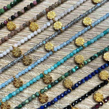 Colliers en pierres naturelles et médailles