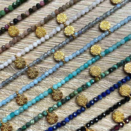 Colliers en pierres naturelles et médailles