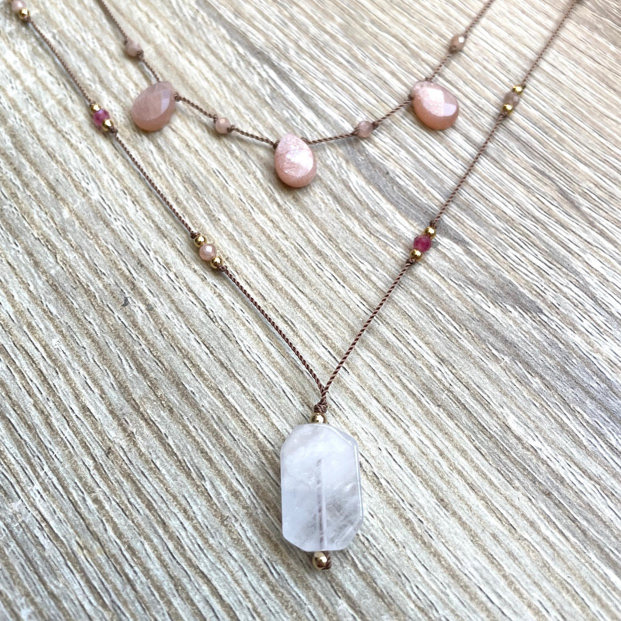 collier-pierres-naturelles-rose-blanc-face