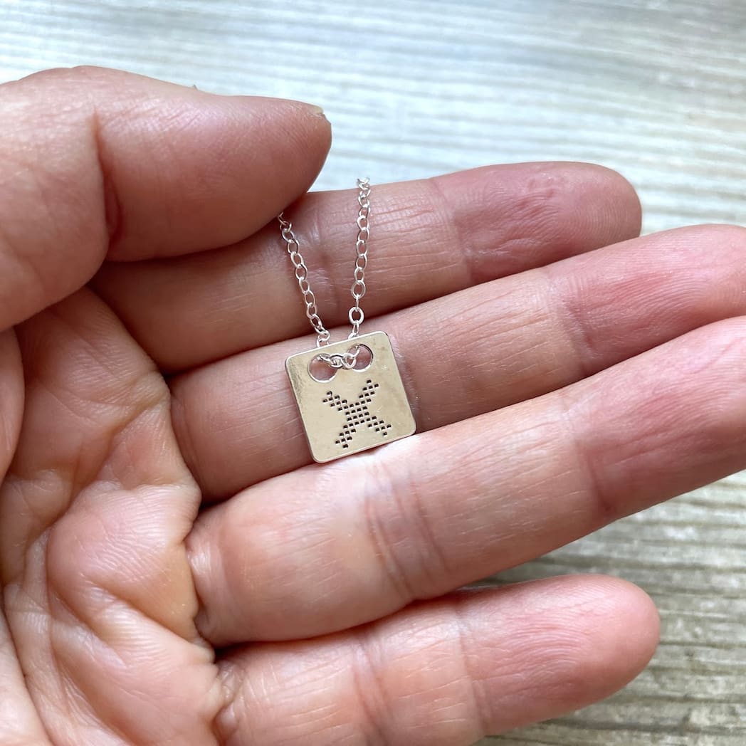 Collier avec un pendentif pixel croix en argent massif