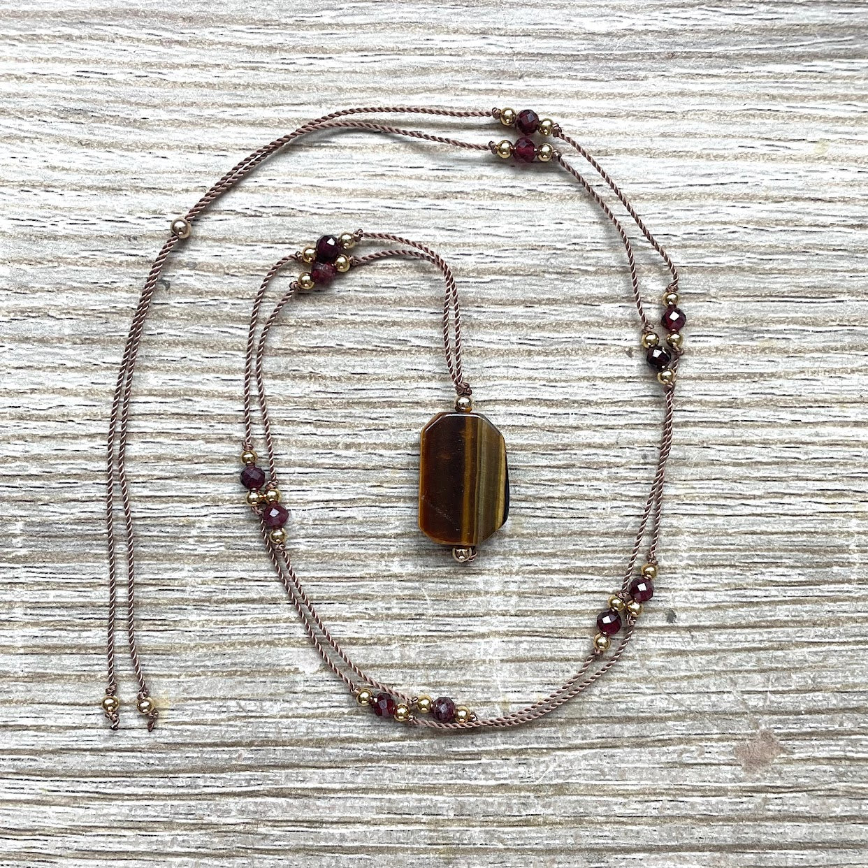 collier-protection-oeil-tigre-grenat-karma