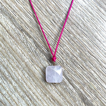 Charger l&#39;image dans la galerie, collier-quartz-rose-cordon-carre