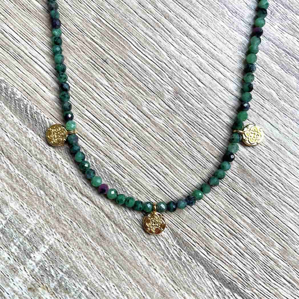 Collier en Rubis Zoïsite et médailles dorées