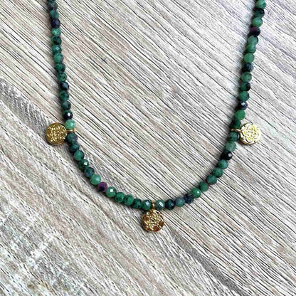 Collier en Rubis Zoïsite et médailles dorées
