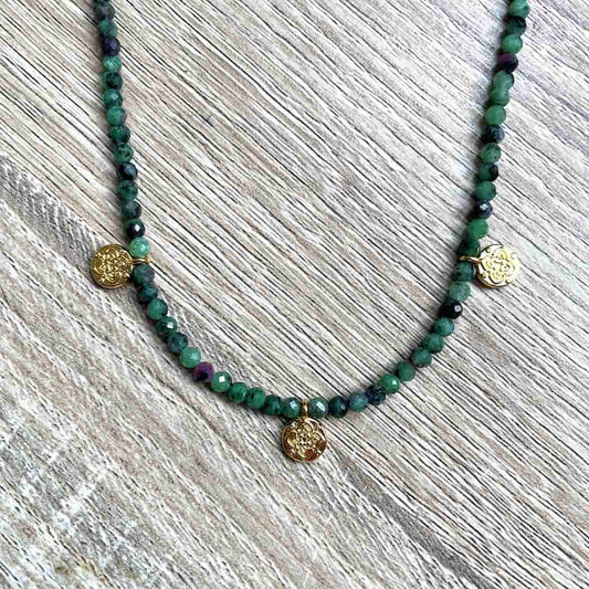 Collier en Rubis Zoïsite et médailles dorées