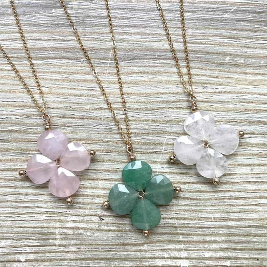 Collier trèfle en pierre naturelle