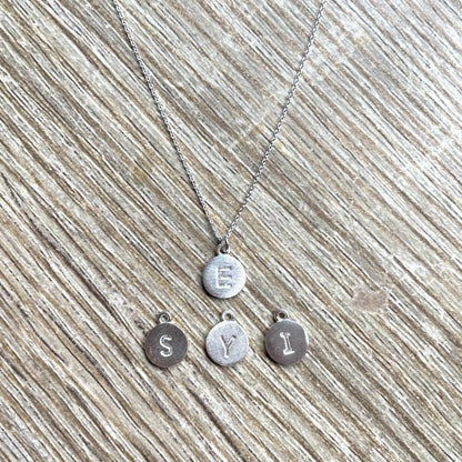 Collier médaille Lettre vide-atelier