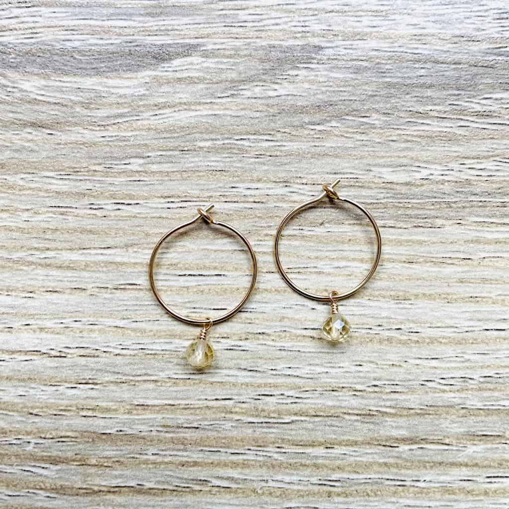 Créoles fines en Citrine jaune, pierre de naissance du mois de Novembre