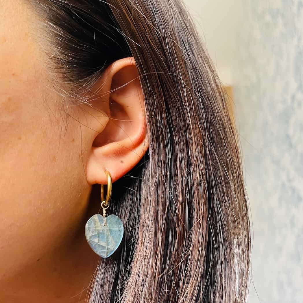Boucles d'oreilles Labradorite en forme de cœur portées