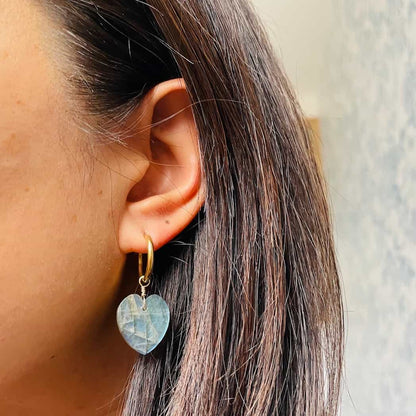 Boucles d'oreilles Labradorite en forme de cœur portées