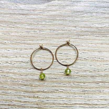 Créoles fines en Péridot vert, pierre de naissance du mois d'Août