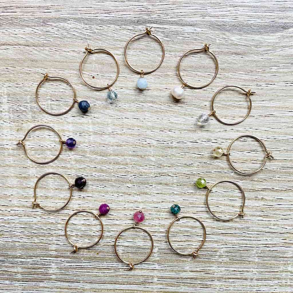 Créoles fines en pierres de naissance colorées