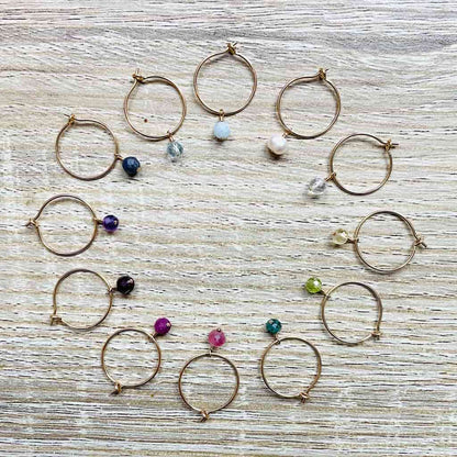 Créoles fines en pierres de naissance colorées