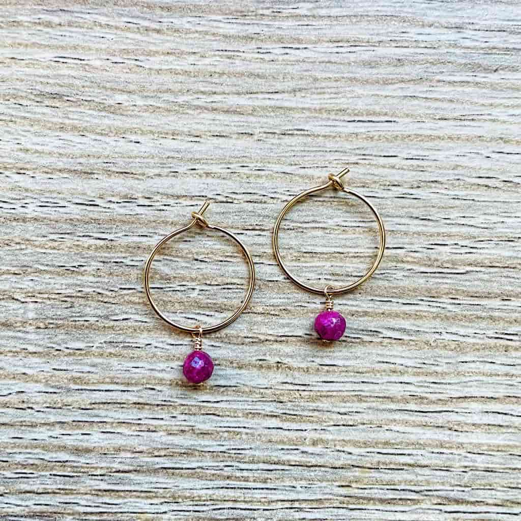 Créoles fines en Rubis rose, pierre de naissance du mois de Juillet