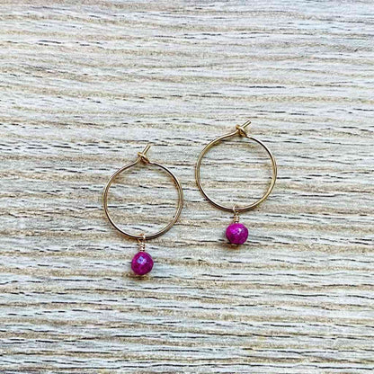 Créoles fines en Rubis rose, pierre de naissance du mois de Juillet