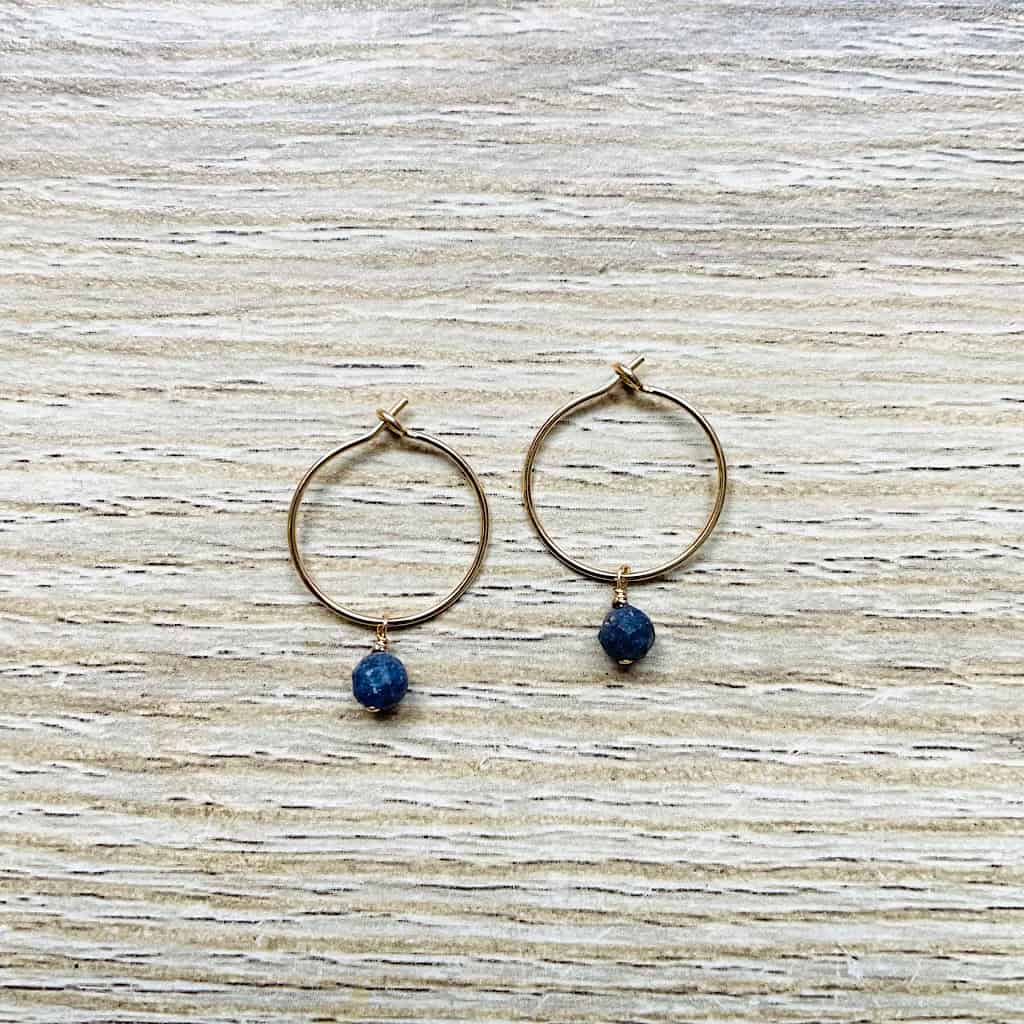 Créoles fines en Saphir bleu, pierre de naissance du mois de Septembre