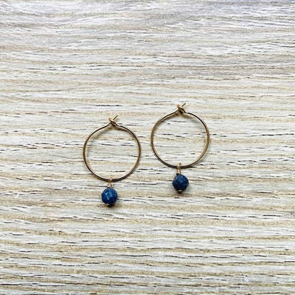 Créoles fines en Saphir bleu, pierre de naissance du mois de Septembre