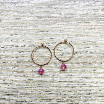 Créoles en Tourmaline rose, pierre de naissance du mois d'Octobre