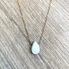 Charger l&#39;image dans la galerie, Collier Luz Nacre blanche plaqué or