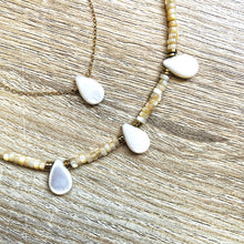 Charger l&#39;image dans la galerie, Collier Janelle Nacre beige Hématite plaqué or