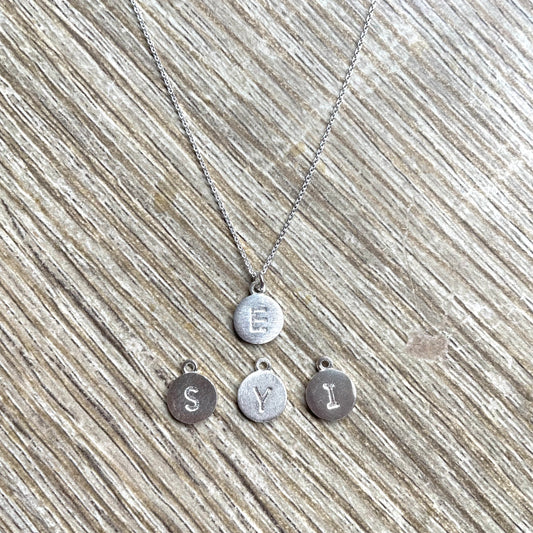Collier médaille Lettre vide-atelier