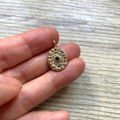 Médaille martelée dorée