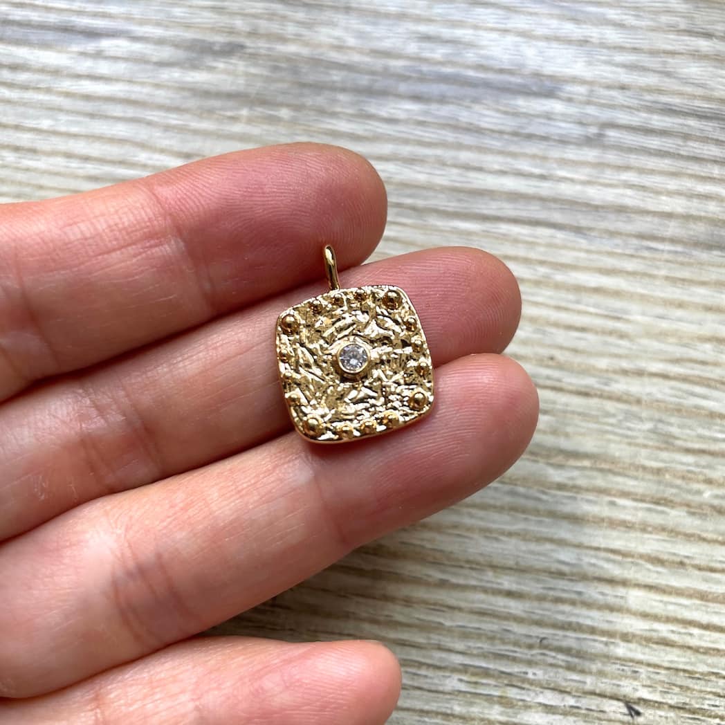 Médaille martelée dorée