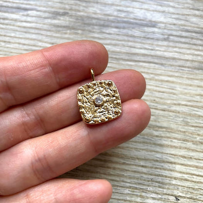 Médaille martelée dorée