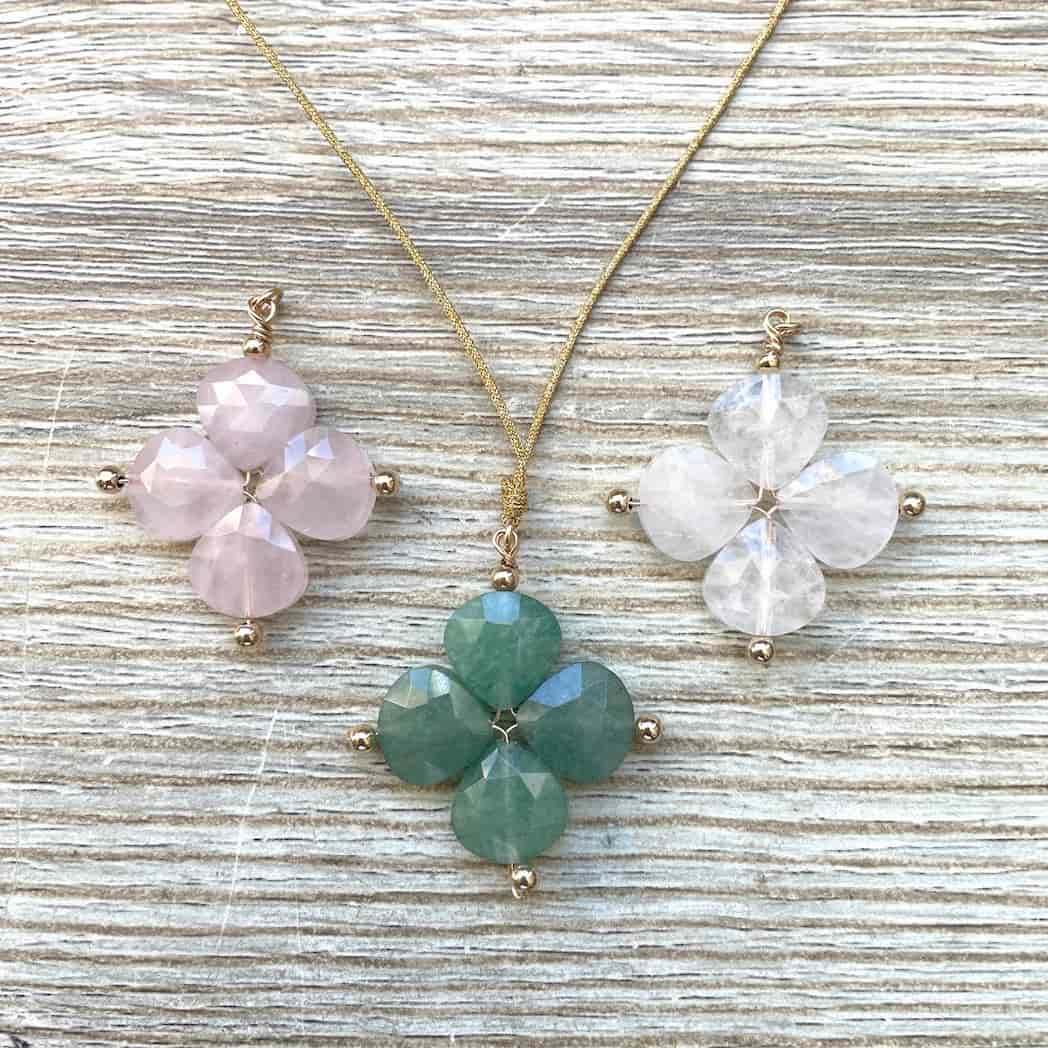 Collier trèfle en pierre naturelle