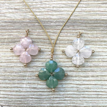 Collier trèfle en pierre naturelle
